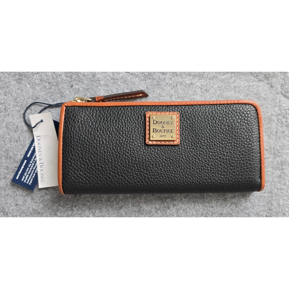NWT Dooney & Bourke Black & Tan Pebble Grain Leather Zip Clutch Wallet